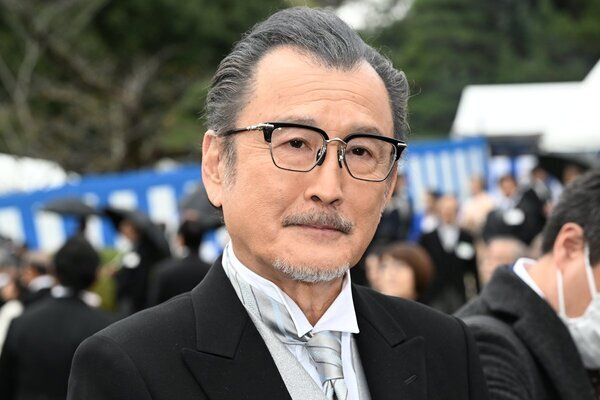 「絶対美人」吉田鋼太郎　結婚10年で初解禁…秋の園遊会で注目集めた“22歳年下妻の美貌”