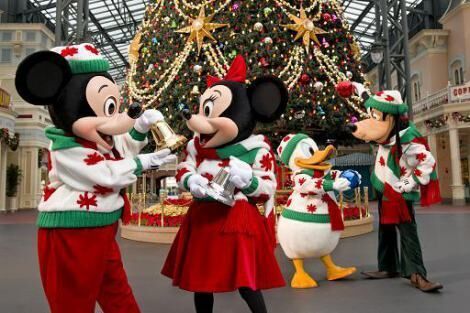 クリスマスツリーに飾り付けをするミッキーマウス達 (c)Disney