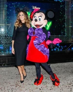 ランバンのドレスを着たミニーマウスとサラ・ジェシカ・パーカー／PRN＝共同JBN （C）Disney