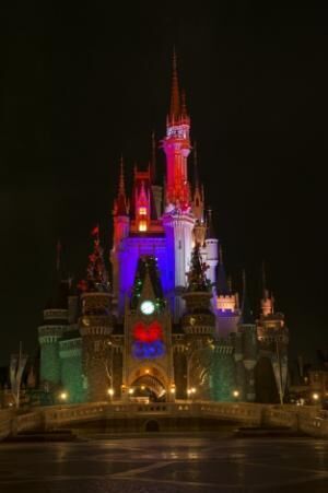 妖しくライトアップされたシンデレラ城（ｃ）Disney