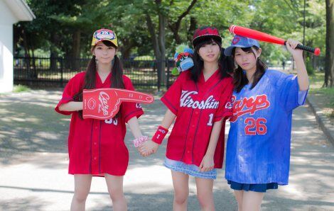 “カープ女子”の写真集『カープガール』が発売日本ツインテール協会がプロデュースするアイドル・dropも参加
