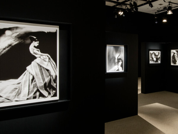 伝説のファッション写真家 リリアン・バスマンの個展、 銀座シャネルで開催
