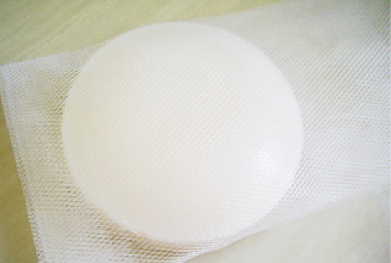 肌をやさしく、スッキリと洗い上げる。夏に活躍する、塩石けん