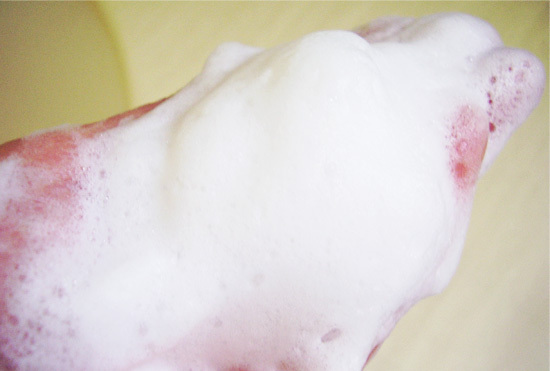 肌をやさしく、スッキリと洗い上げる。夏に活躍する、塩石けん