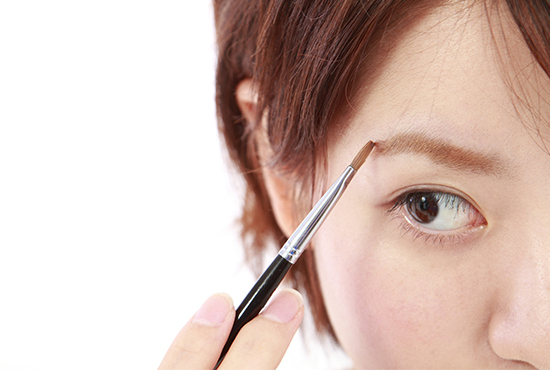 旬なナチュラル太眉に変えて表情の鮮度をアップ