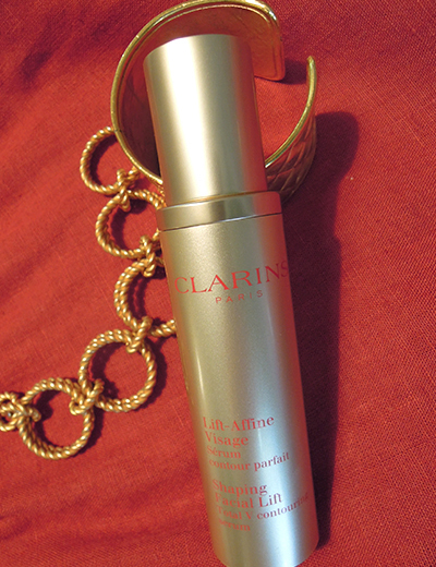 “脱・二重あご”！噂の「顔専用の引き締め美容液」とは？