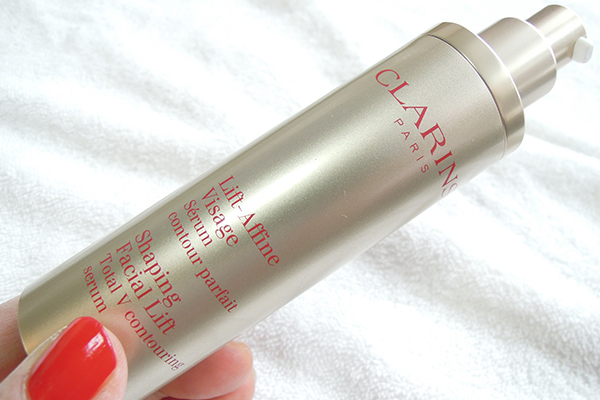 “脱・二重あご”！噂の「顔専用の引き締め美容液」とは？