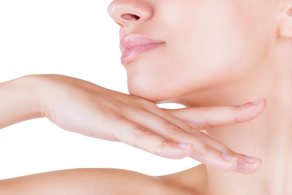 “脱・二重あご”！噂の「顔専用の引き締め美容液」とは？