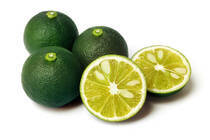 焼き魚だけではなく味噌汁やごはん、肉料理にかけても美味しい「すだち」の美容効果とは？便利な「塩すだち」のレシピもご紹介。