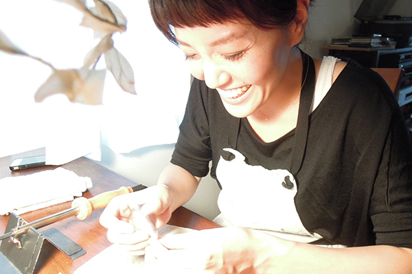 秋のシックな装いに加えたいシルクフラワーに漂う詩情