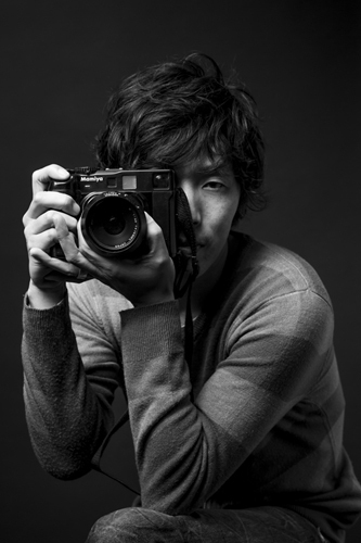 プロカメラマンに聞く、大人の女性をさらに美しくみせる所作＆写真うつりのポイントとは？