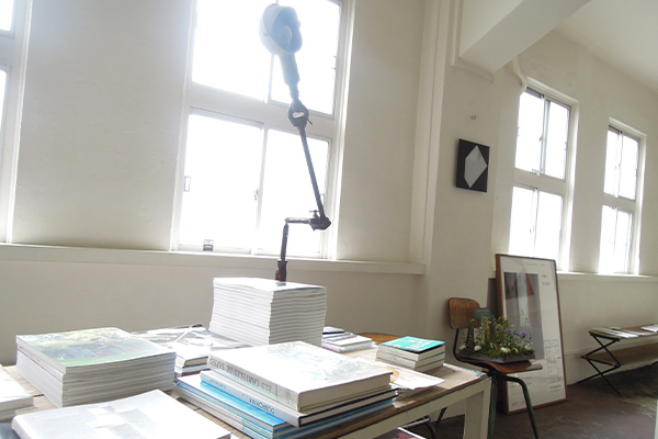 写真集やアートに触れる、隠れ家のような「森岡書店」