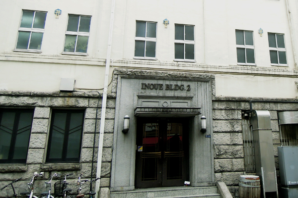 写真集やアートに触れる、隠れ家のような「森岡書店」