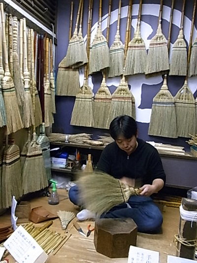 江戸箒の魅力！ 静かでいつでも掃除ができる「江戸の日用品」 忙しい現代人にこそおすすめ