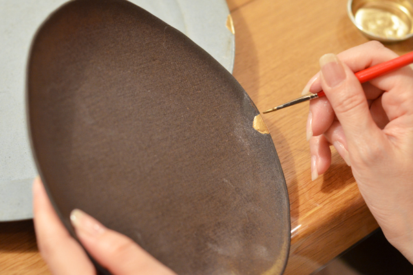 超簡単な新手法の“金継ぎ”で器を生き返らせる