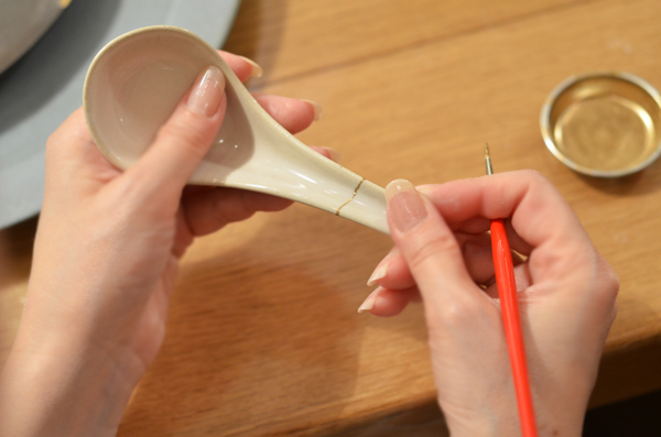 超簡単な新手法の“金継ぎ”で器を生き返らせる