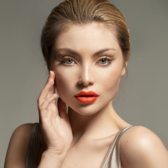 顔立ち鮮度アップ！旬の “ブライトカラーリップ” 大人女子のつけこなしルール