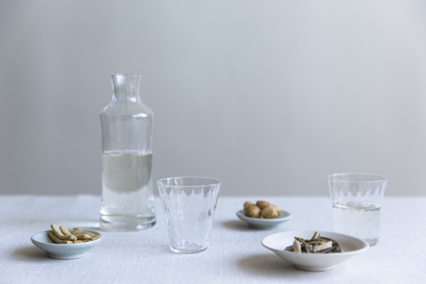 グラスにこだわっておいしく嗜む、大人女子の “家飲み” 作法