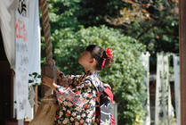 この時期になると、着物をきたかわいい子供たちの姿が、神社でも見られるようになってきます。七五三、みなさまもご両親に祝ってもらった記憶があるのではないでしょうか。この時期に七五三を行うのは一体なぜなのでしょう？
