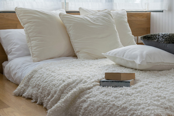 寝室を快眠できる空間に。ベッドサイドに置きたいアイテム3選