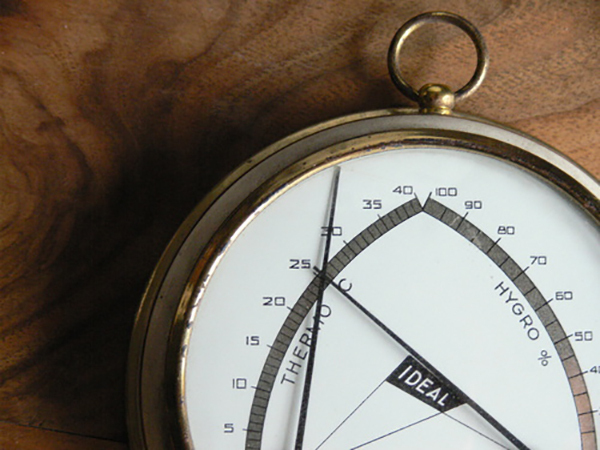 寝室を快眠できる空間に。ベッドサイドに置きたいアイテム3選