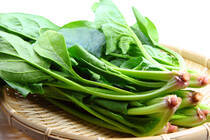 これからが旬の「ほうれん草」。実は女性に嬉しい働きをしてくれる栄養素が豊富！簡単レシピとともに、ほうれん草の魅力をご紹介します。