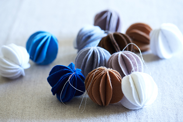 インテリアにも温もりを。ふわモコ感が愛らしい、簡単フェルトオーナメント