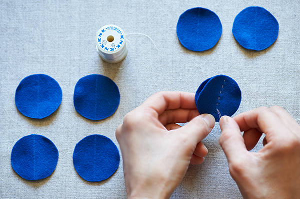 インテリアにも温もりを。ふわモコ感が愛らしい、簡単フェルトオーナメント