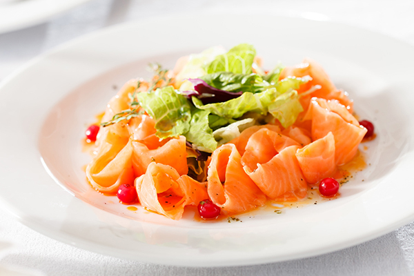 「赤」のパワーでアンチエイジング！　話題のアスタキサンチンを多く含む食品とは？