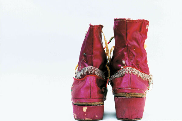 愛らしい刺繍が施された右のほうがヒールの長い赤い靴。