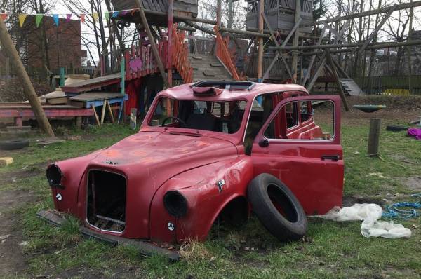 遊具なし、プログラムなし。異例だらけの “ガラクタ遊び” が欧州で大人気の理由