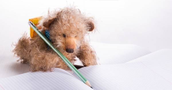 イギリスの小学校では○○がクラスメイトの家を旅して回る！？　文字への興味を高めてくれる “秘密道具”