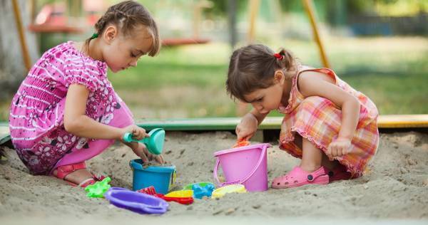 メリットだらけの「砂遊び」！　集中力も運動能力も高められる砂場は“最強の遊び場”だった