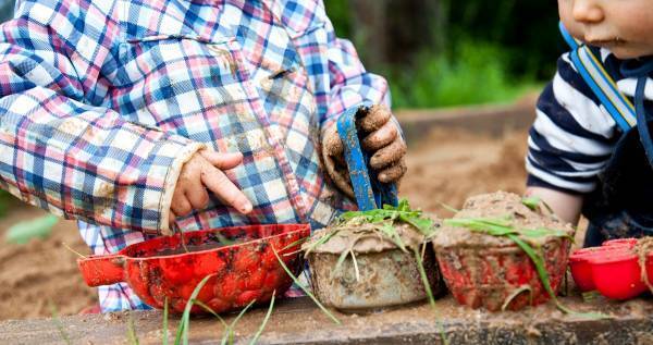 メリットだらけの「砂遊び」！　集中力も運動能力も高められる砂場は“最強の遊び場”だった