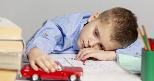 【子どものストレス原因・症状・対処法】不安な気持ちを表現できない幼少期のSOSサインに注意