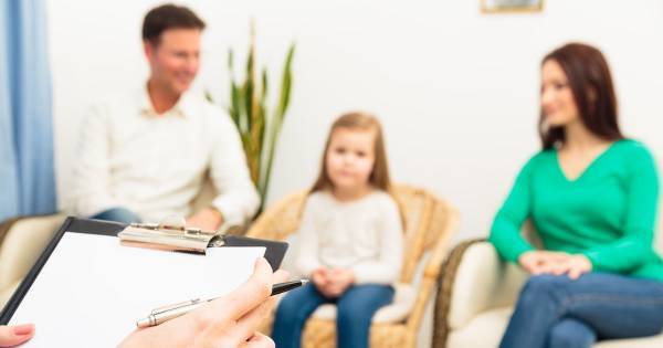 子どものメンタルヘルス週間とは？ 幼少期から家庭で「心の健康」を守るのに役立つ絵本たち。