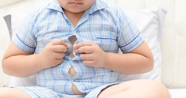 寝るのが遅いと自己肯定感が下がる。デメリットだらけの「子どもの睡眠不足」