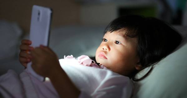 寝るのが遅いと自己肯定感が下がる。デメリットだらけの「子どもの睡眠不足」