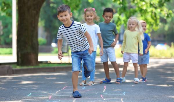 公園遊びは “12” の運動能力がアップする！　「自由」「午後3時～5時」がカギ