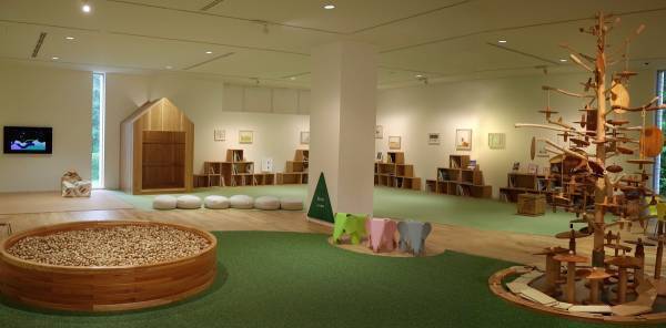 五感が解放される、緑豊かな「クレマチスの丘」は “子どもと美術が出会う場所”