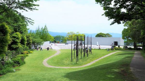 五感が解放される、緑豊かな「クレマチスの丘」は “子どもと美術が出会う場所”