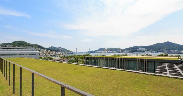 “呼吸する” 長崎県美術館は、公園遊びの延長で子どもがアートと出会う場所