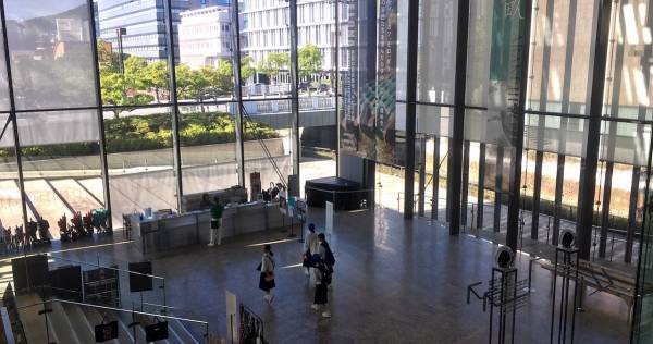 “呼吸する” 長崎県美術館は、公園遊びの延長で子どもがアートと出会う場所