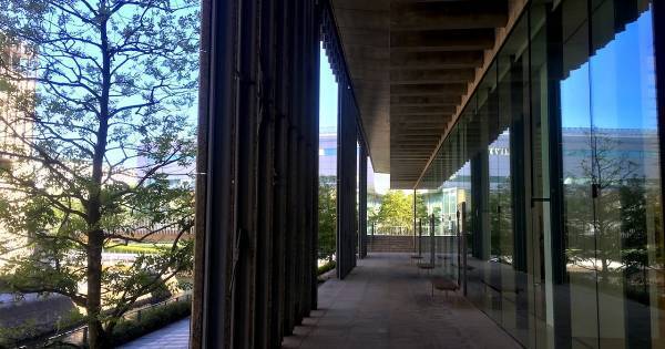 “呼吸する” 長崎県美術館は、公園遊びの延長で子どもがアートと出会う場所