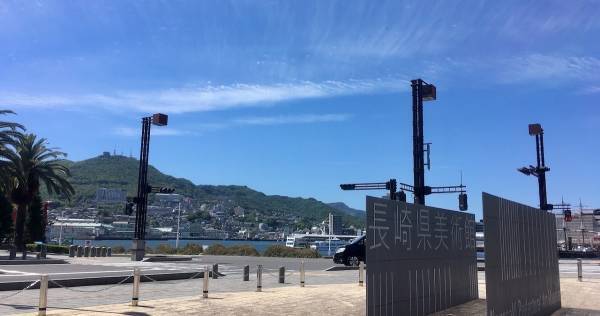 “呼吸する” 長崎県美術館は、公園遊びの延長で子どもがアートと出会う場所