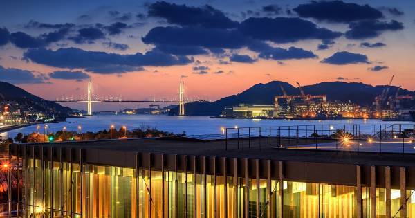 “呼吸する” 長崎県美術館は、公園遊びの延長で子どもがアートと出会う場所