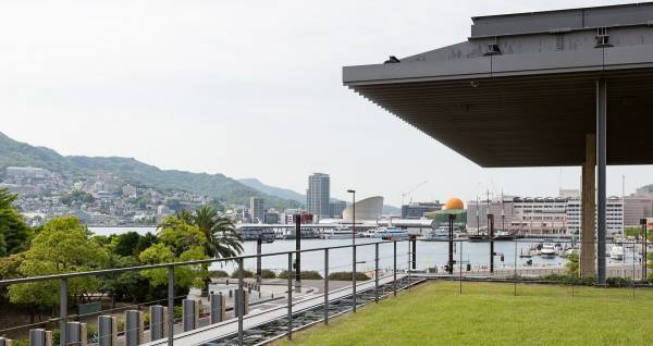 “呼吸する” 長崎県美術館は、公園遊びの延長で子どもがアートと出会う場所
