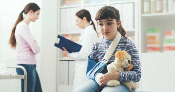 転んだだけで骨折する子どもが急増中！？　骨が脆くなっているのは○○が原因だった