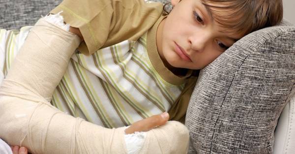 転んだだけで骨折する子どもが急増中！？　骨が脆くなっているのは○○が原因だった