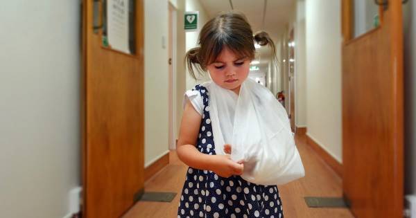 転んだだけで骨折する子どもが急増中！？　骨が脆くなっているのは○○が原因だった